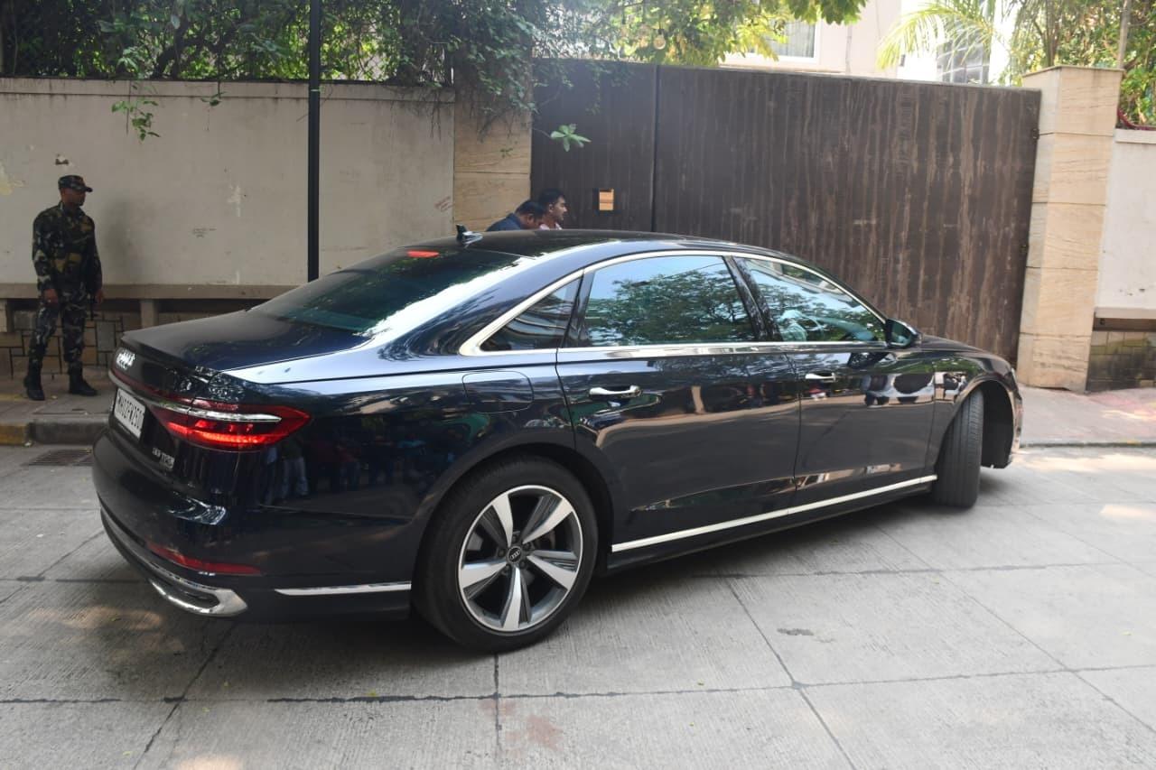 Apart from actors, director Nikhil Dwivedi was also seen visiting the actor's residence. He refrained from interacting with the photographers stationed there.